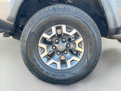 Used 2020 Toyota Tacoma TRD Off-Road w/ Technology Package AWD/4WD image 28