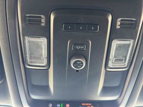 Used 2024 Chevrolet Suburban LT RWD image 29