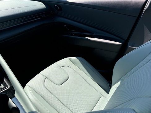 Used 2025 Hyundai Elantra Limited image 12