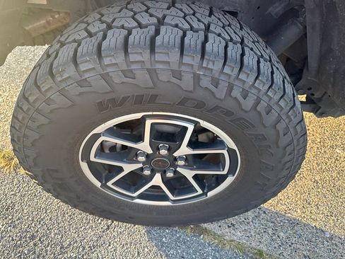 Used 2024 Jeep Gladiator Rubicon w/ Technology Group AWD/4WD image 8