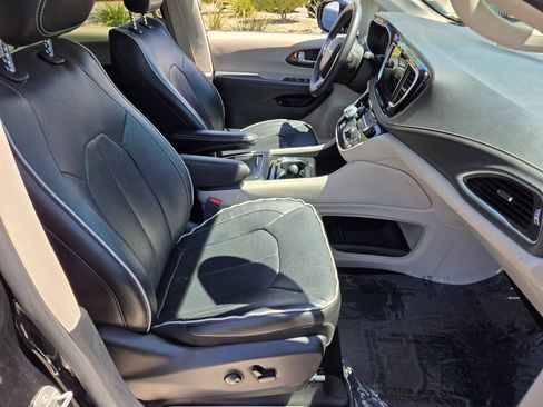 Used 2023 Chrysler Pacifica Limited FWD image 17