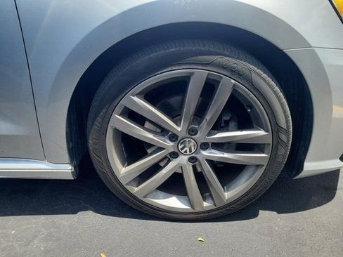 Used 2018 Volkswagen Passat 2.0T R-Line w/ R-Line Lighting Package FWD image 2