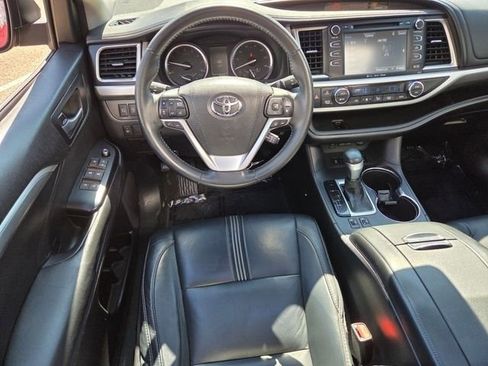 Used 2018 Toyota Highlander SE AWD/4WD image 4