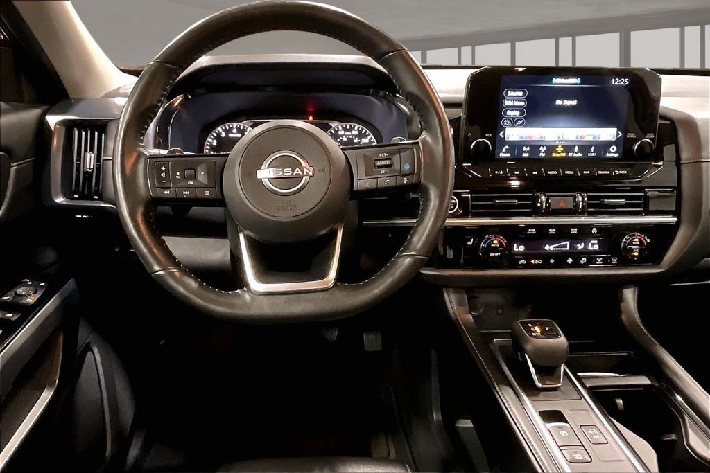 Used 2023 Nissan Pathfinder SL AWD/4WD image 9