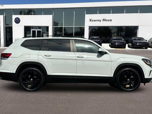 Used 2023 Volkswagen Atlas SE w/ Panoramic Sunroof Package FWD image 3