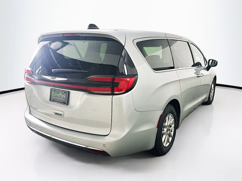 Used 2023 Chrysler Pacifica Touring-L image 9