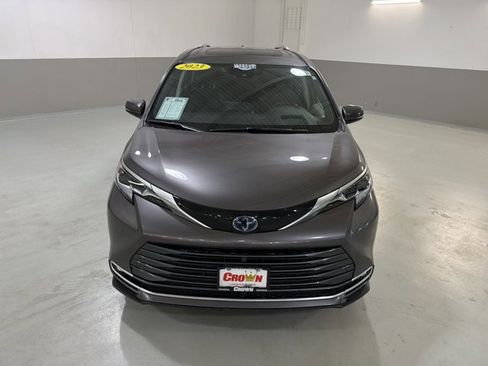 Used 2023 Toyota Sienna Platinum image 3