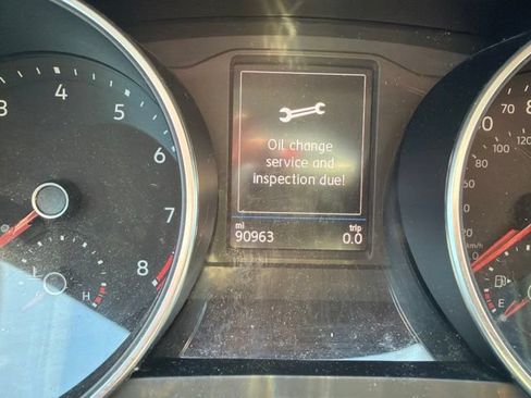 Used 2021 Volkswagen Tiguan SE FWD image 2