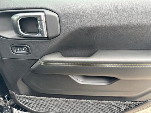 Used 2025 Jeep Wrangler Sahara image 14