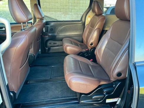 Used 2017 Toyota Sienna Limited Premium image 7