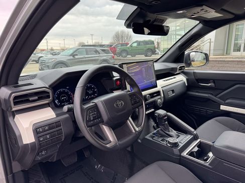 Used 2024 Toyota Tacoma TRD Off-Road image 9