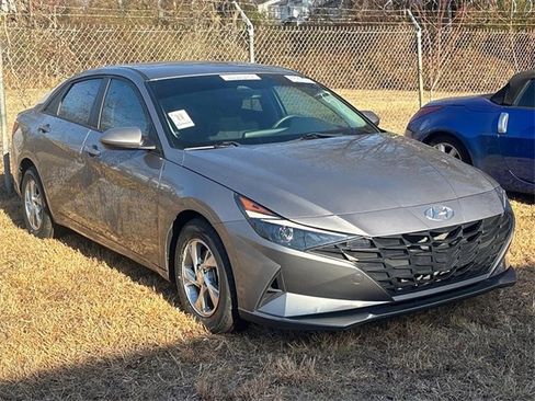 Used 2023 Hyundai Elantra SE image 5