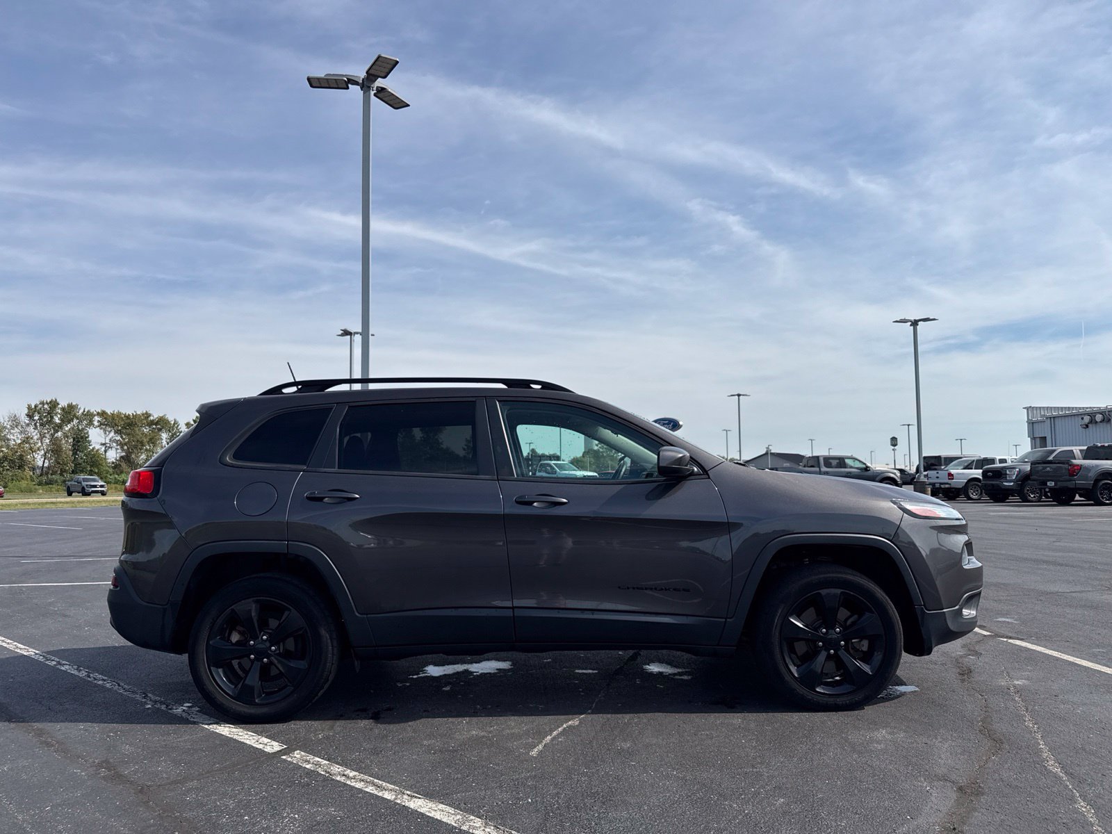 Used 2018 Jeep Cherokee Latitude w/ Altitude Package FWD image 4