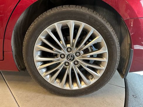 Used 2019 Toyota Avalon Limited FWD image 25