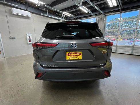 Used 2022 Toyota Highlander LE image 4