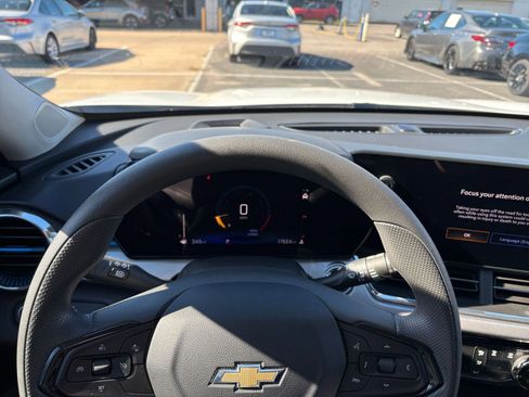 Used 2025 Chevrolet Trax LT image 28