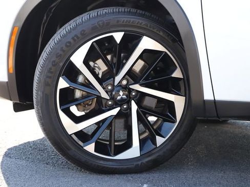 Used 2022 Mitsubishi Outlander SE image 2