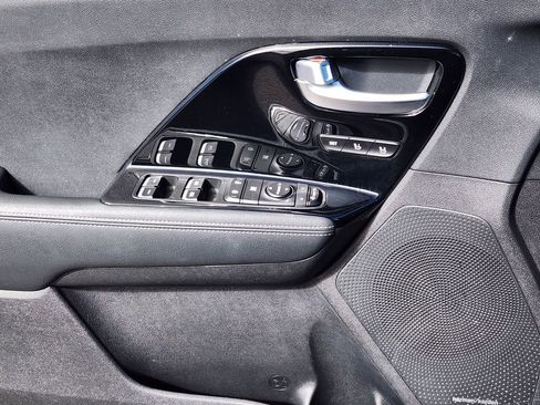 Used 2018 Kia Niro EX Premium image 13