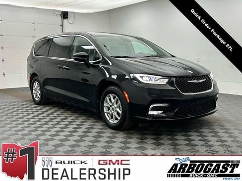 Used 2024 Chrysler Pacifica Touring-L image 1