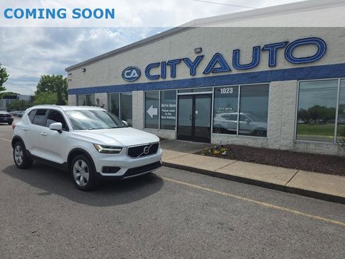 Used 2022 Volvo XC40 T5 Momentum AWD/4WD image 1
