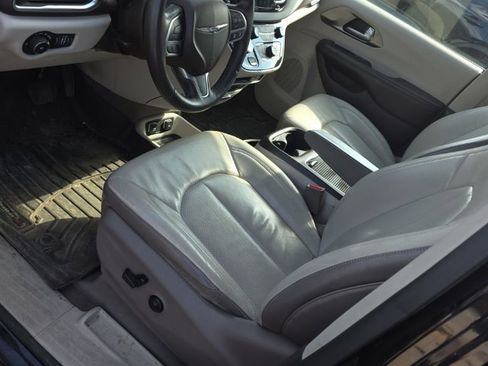 Used 2017 Chrysler Pacifica Touring-L Plus w/ Advanced Safetytec Group image 3