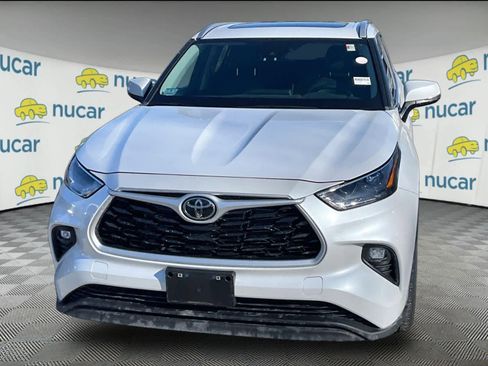 Used 2023 Toyota Highlander XLE image 2