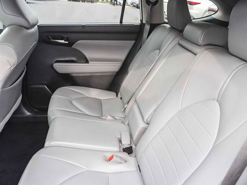 Used 2020 Toyota Highlander XLE image 18