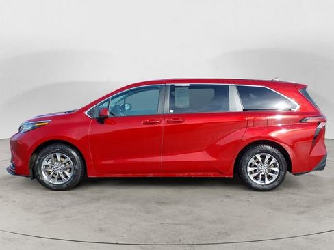 Used 2022 Toyota Sienna LE image 2