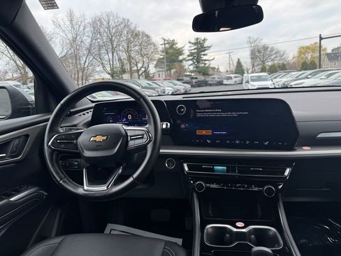 Used 2025 Chevrolet Traverse LT image 17