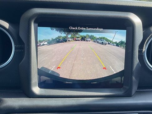 Used 2022 Jeep Wrangler Unlimited Sahara AWD/4WD image 17