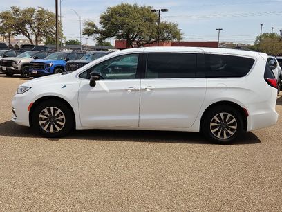 Used 2024 Chrysler Pacifica Select