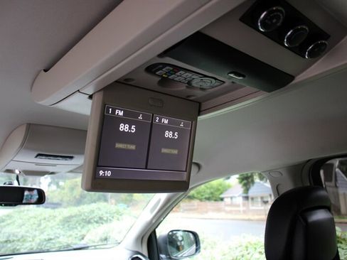 Used 2014 Chrysler Town & Country Touring image 10