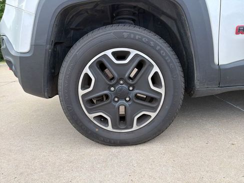 Used 2017 Jeep Renegade Trailhawk w/ Premium Trailhawk Package image 9