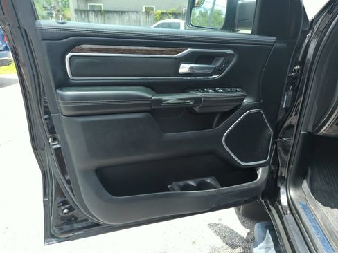Used 2019 RAM 1500 Laramie AWD/4WD image 17