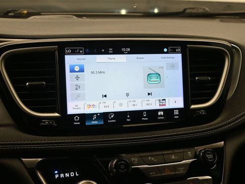 Used 2024 Chrysler Pacifica Limited FWD image 13