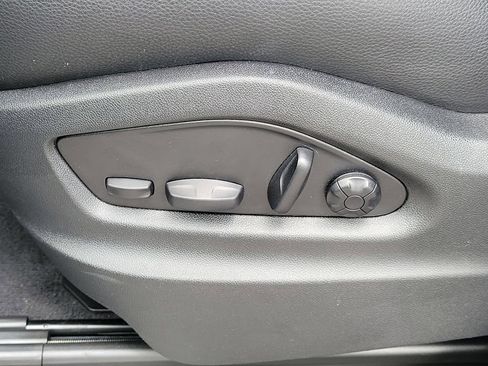 Certified 2025 Porsche Cayenne AWD/4WD image 28