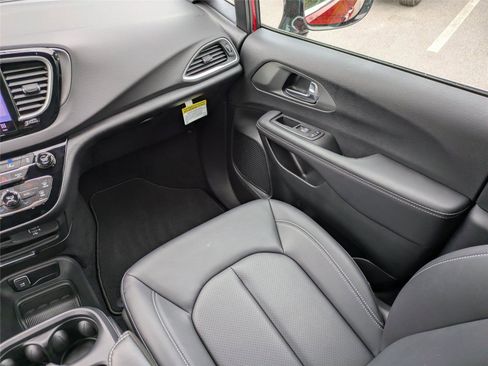 New 2026 Chrysler Voyager LX image 18