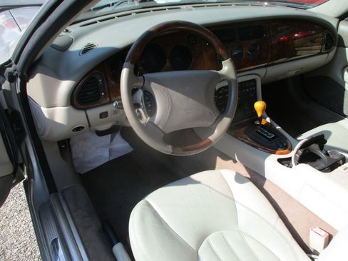 Used 1998 Jaguar XK8 Convertible image 8