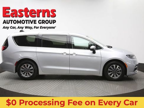 Used 2023 Chrysler Pacifica Touring-L FWD image 47