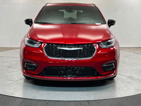 Used 2026 Chrysler Pacifica Limited image 8