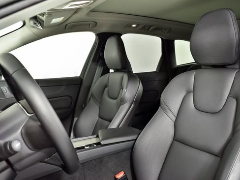 Certified 2025 Volvo XC60 B5 Plus image 7