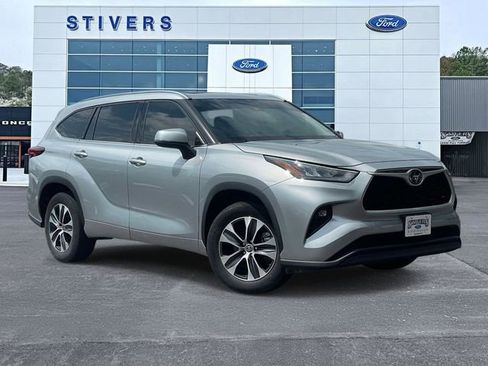 Used 2020 Toyota Highlander XLE FWD image 1