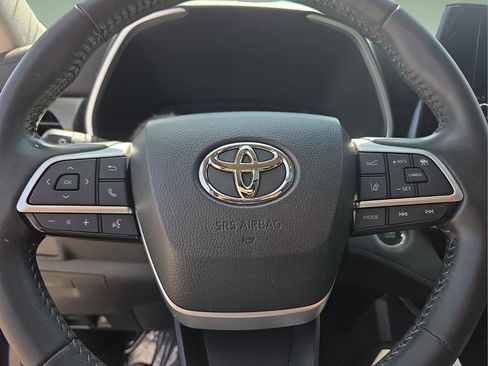 Used 2023 Toyota Highlander XLE FWD image 25