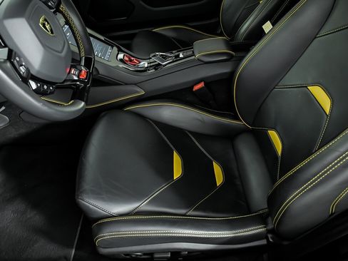 Used 2021 Lamborghini Huracan EVO RWD image 16