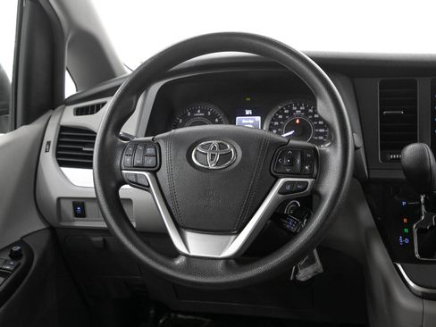 Used 2018 Toyota Sienna LE AWD/4WD image 17