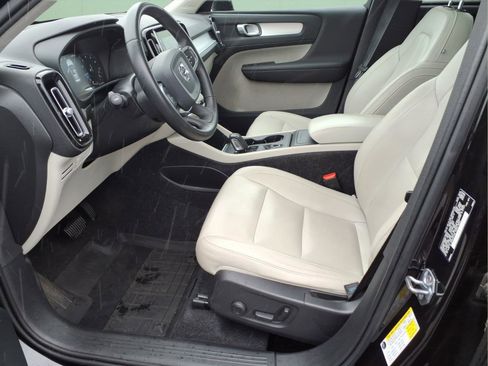 Used 2020 Volvo XC40 T5 Momentum w/ Protection Package Premier image 17