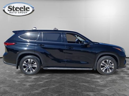 Used 2022 Toyota Highlander XLE FWD image 4