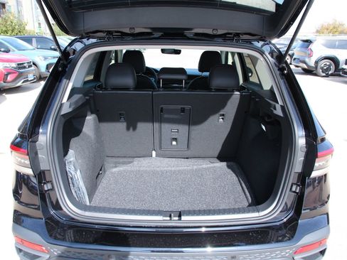 New 2026 Volkswagen Taos SE FWD image 30