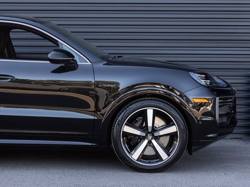 New 2026 Porsche Cayenne Turbo image 9