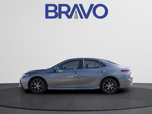 Used 2024 Toyota Camry SE image 7